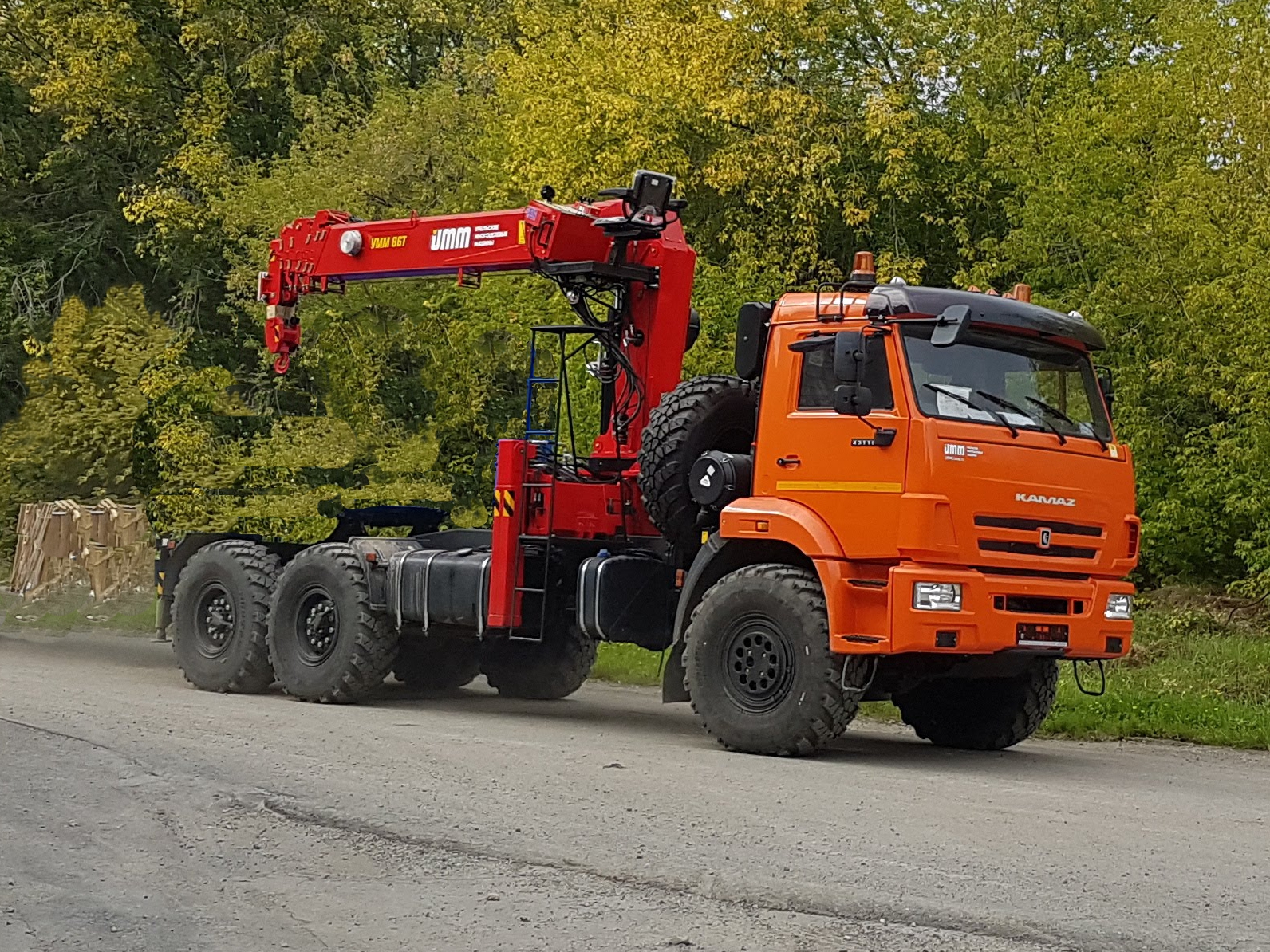 Автомобиль КамАЗ 43118 тягач с КМУ УММаш 806Т