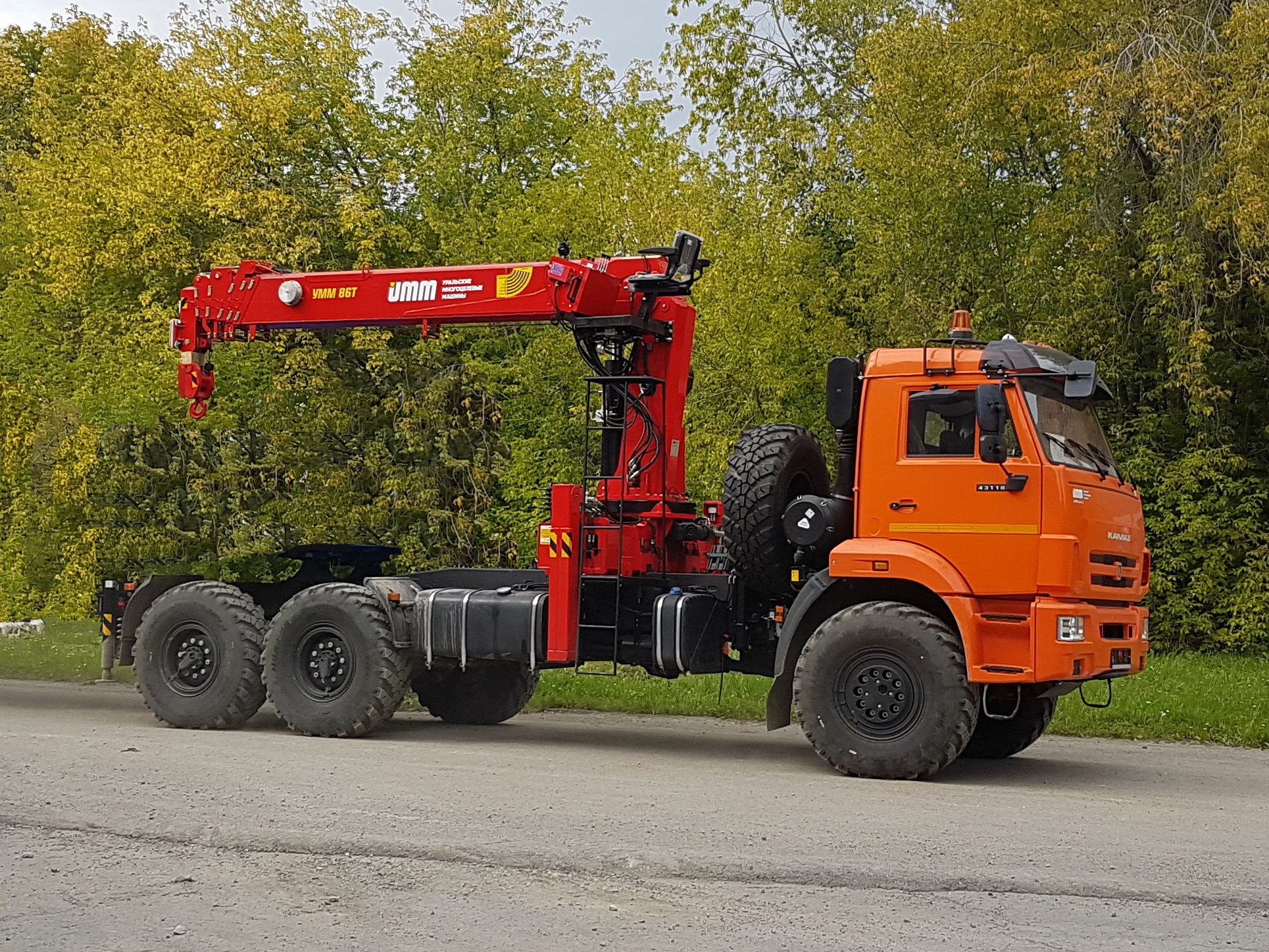 Автомобиль КамАЗ 43118 тягач с КМУ УММаш 806Т