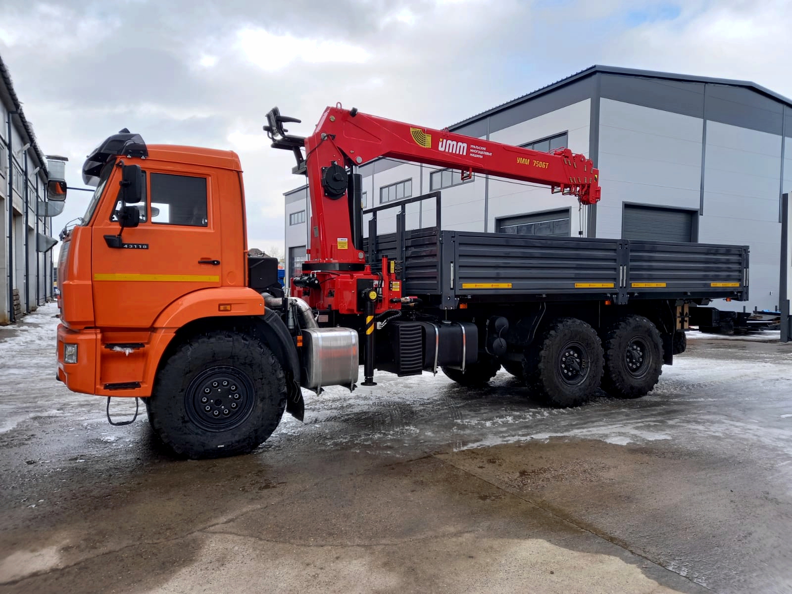 Автомобиль КамАЗ 43118 бортовой с КМУ УММаш 816Т