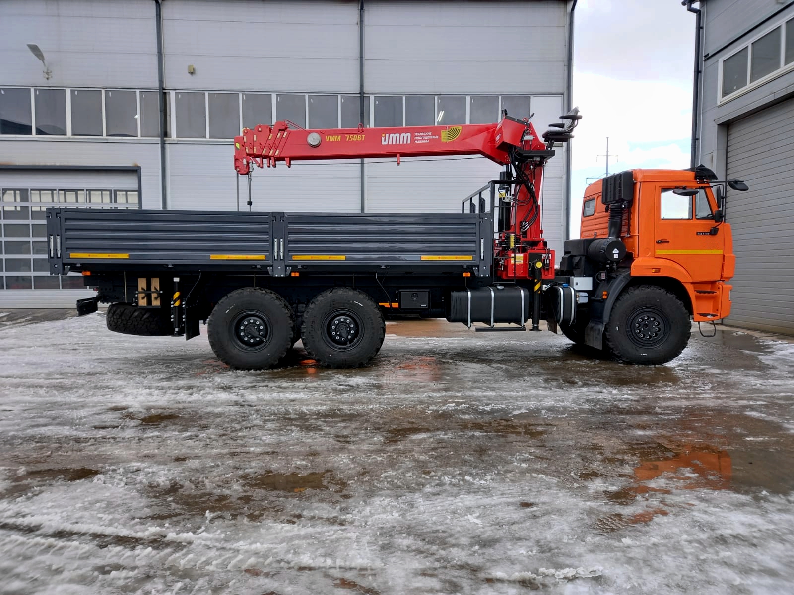 Автомобиль КамАЗ 43118 бортовой с КМУ УММаш 816Т